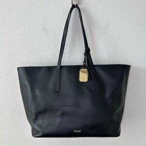 TUMI Everyday Tote Bag Voyageur Leather in Black